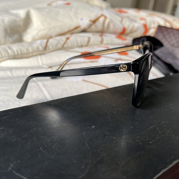 Gucci black sunglasses with gold logo - Picture 12 of 14